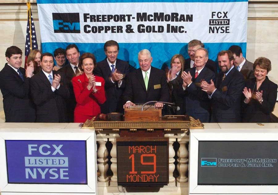 Company leaders ring the NYSE closing bell celebrating the Freeport-McMoRan-Phelps Dodge merger.